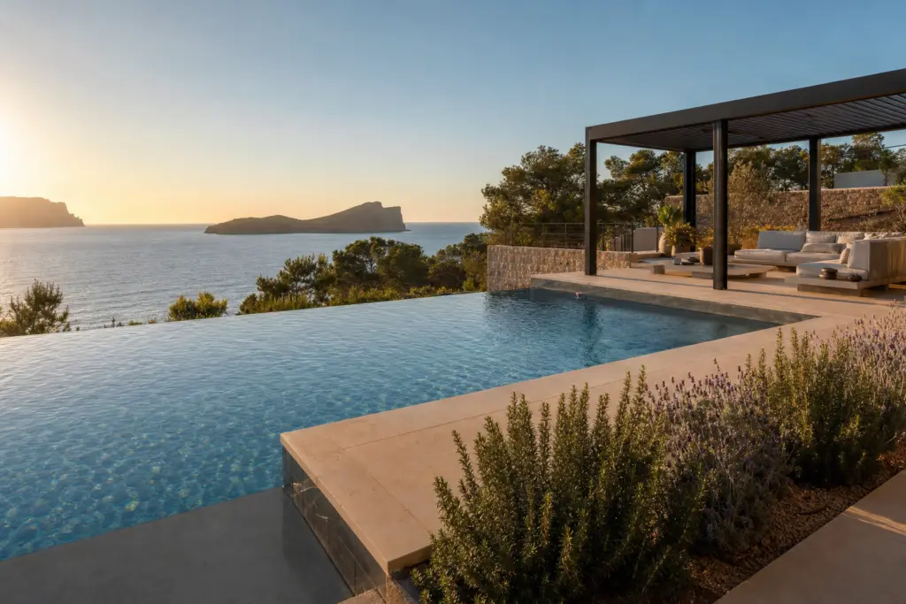 Étanchéité de piscine à Ibiza : systèmes, matériaux et erreurs courantes