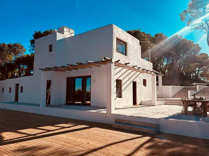 Renaître les Villas Classiques d'Ibiza : Une Plongée dans les Techniques Modernes de Rénovation