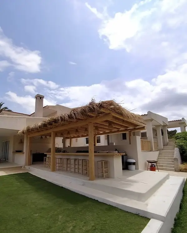 Renovierte Villa in Ibiza mit Holzveranda und Außenbar