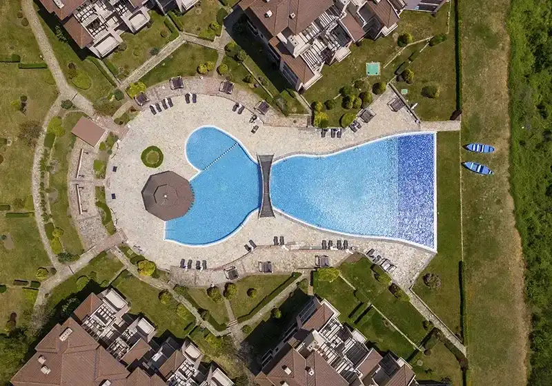 Vue aérienne de la rénovation de villa de luxe à Ibiza avec design de piscine sur mesure
