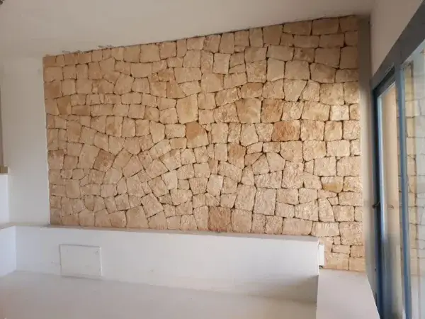 Rénovation de villa de luxe à Ibiza avec mur intérieur en pierre naturelle de style méditerranéen