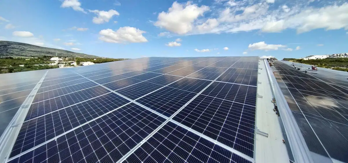 Installation von Solarpanelen in Ibiza
