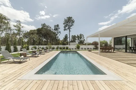 Reforma de casa con piscina y terraza de madera en Ibiza | Reformas de casas en Ibiza