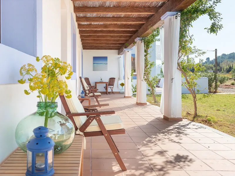 Terraza reformada de villa en Ibiza con estilo mediterráneo y madera natural